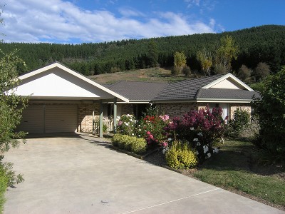 'Well Presented & Handy Court Location' - Bright Picture