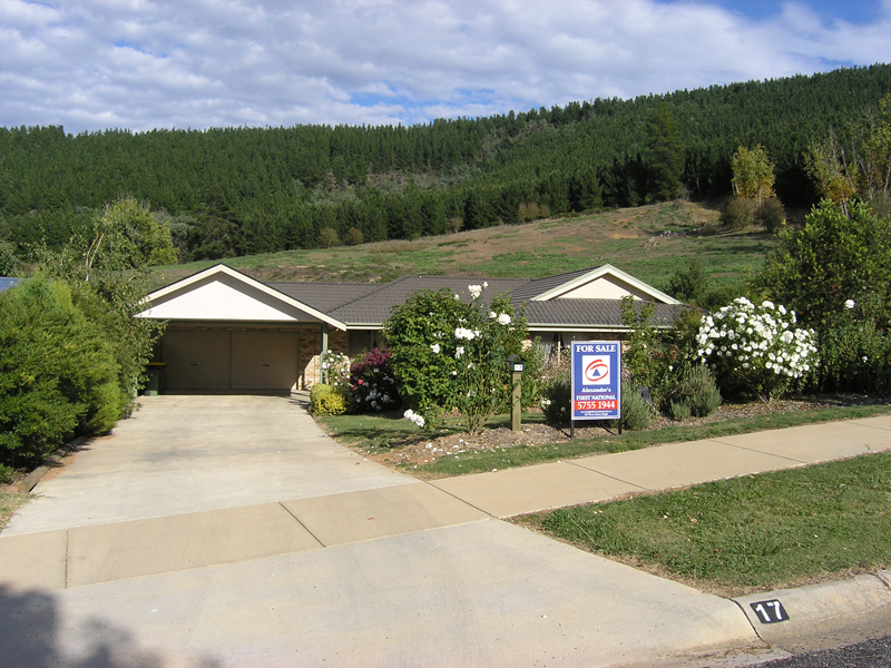 'Well Presented & Handy Court Location' - Bright Picture 2