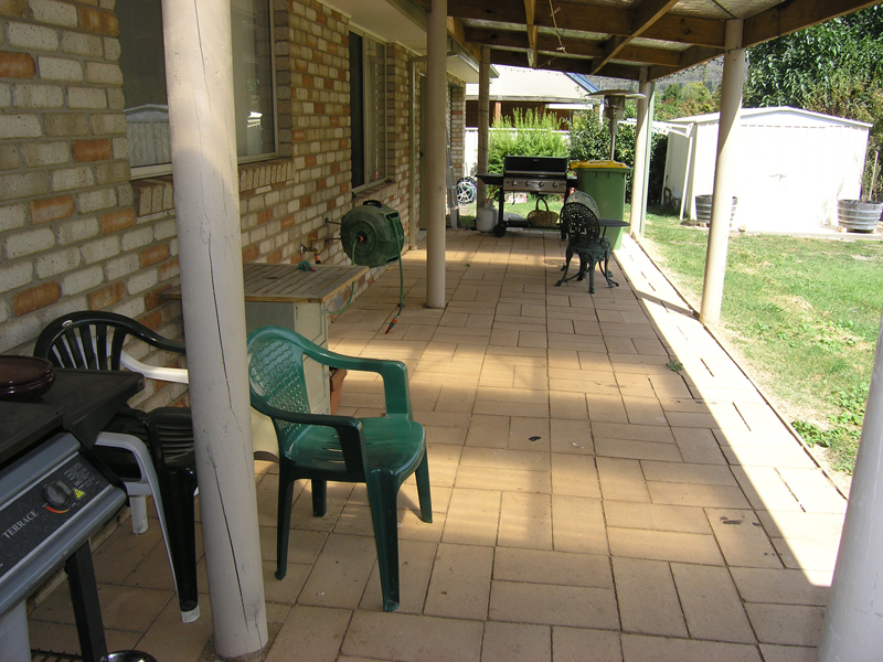 'Well Presented & Handy Court Location' - Bright Picture 3