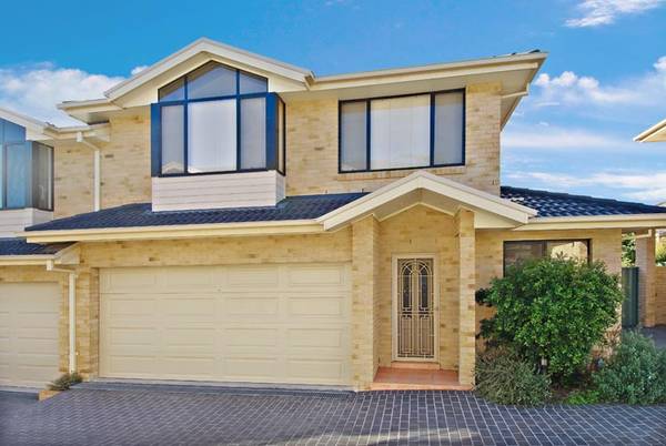 Conveniently Located, Modern Townhouse Picture 1