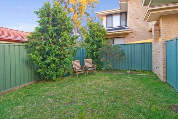 Conveniently Located, Modern Townhouse Picture 3