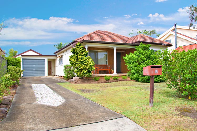 RIPE FOR RENOVATION OR KNOCK DOWN AND REBUILD Picture 2