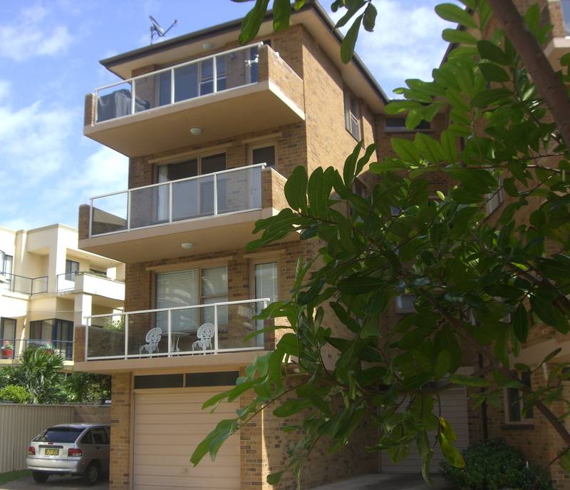 Perfectly Positioned Apartment Ripe for Renovation Picture 1