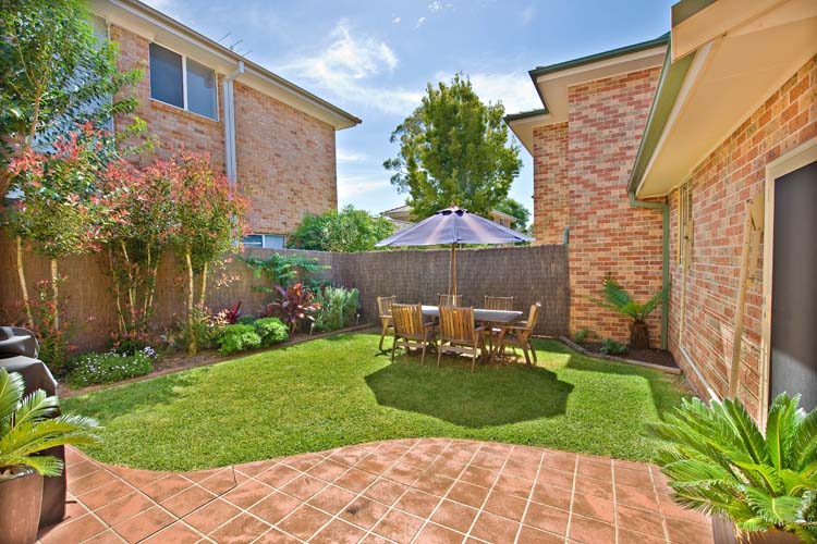 Spacious Townhouse with Sunny North Facing Courtyard Picture 3
