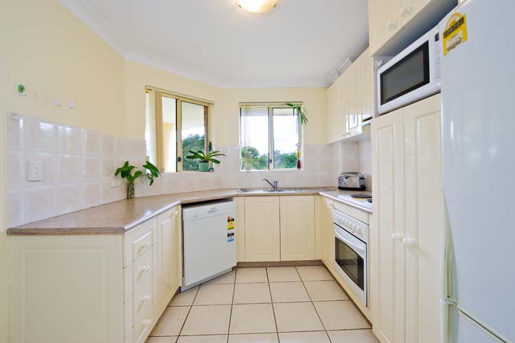 Top Floor Apartment with Lovely Leafy Outlook Picture 3