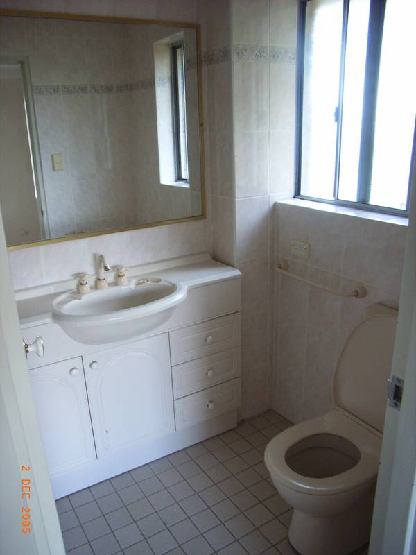 Spacious One Bedroom Unit Picture 3