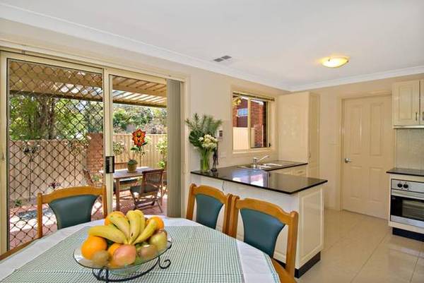 TOWNHOUSE WITH NO COMMON WALLS Picture 2