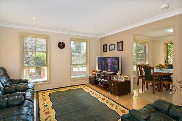 TOWNHOUSE WITH NO COMMON WALLS Picture 3