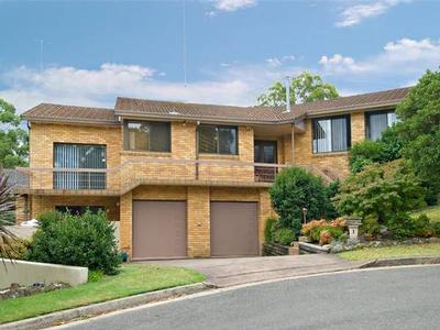 EXPANSIVE FAMILY RESIDENCE Picture