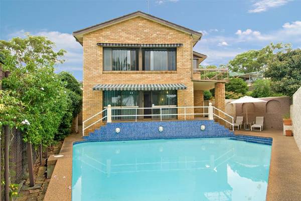 EXPANSIVE FAMILY RESIDENCE Picture 3