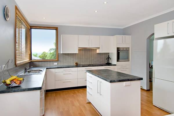 EXPANSIVE FAMILY RESIDENCE Picture 2