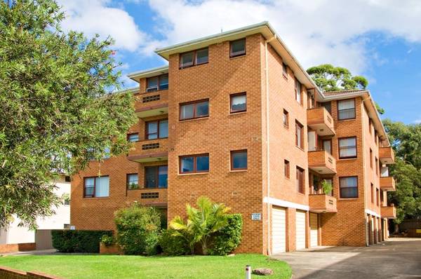 CENTRALLY LOCATED TOP FLOOR APARTMENT Picture 1