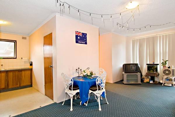 CENTRALLY LOCATED TOP FLOOR APARTMENT Picture 2