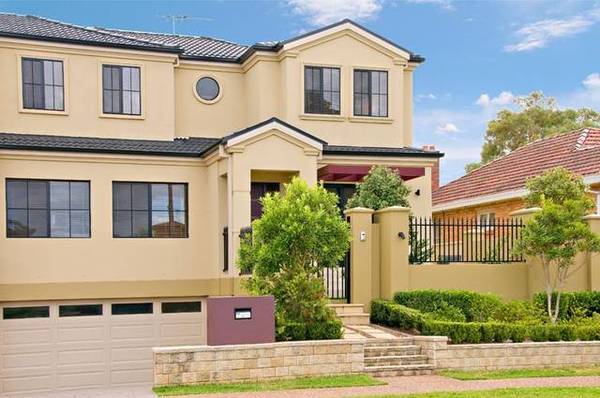 STUNNING TERRACE HOME Picture 1