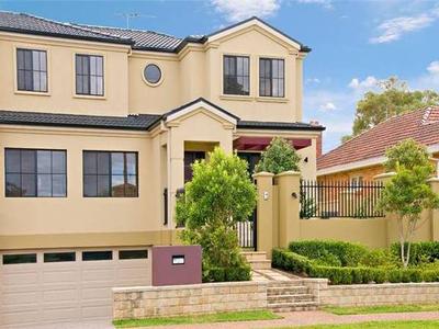 STUNNING TERRACE HOME Picture