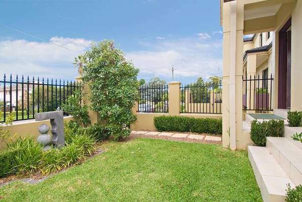 STUNNING TERRACE HOME Picture 3