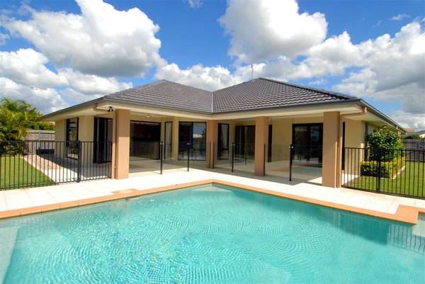 PRIVATE LAKESIDE LIVING. CUTTING EDGE DESIGN. Picture 1