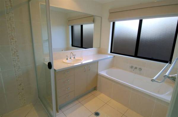 PRIVATE LAKESIDE LIVING. CUTTING EDGE DESIGN. Picture 3