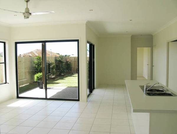 Brand spanking new, light, bright and surprisingly spacious! Picture 3