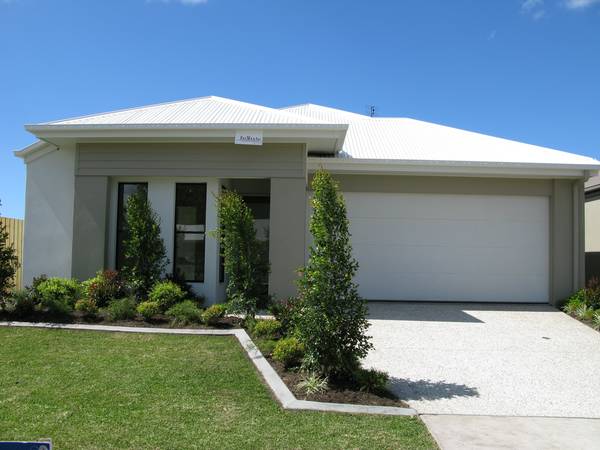 Brand spanking new, light, bright and surprisingly spacious! Picture 1