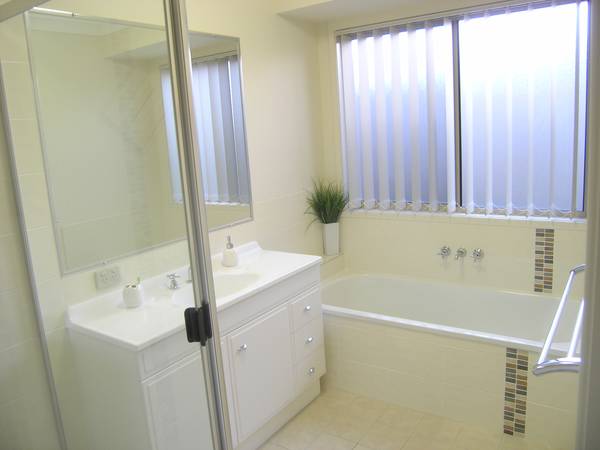 Large Executive Family Home Presents Better Than New Picture 3