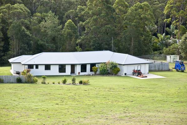 LARGE MODERN HOME ON 10 ACRES + HORSE PADDOCK Picture 1