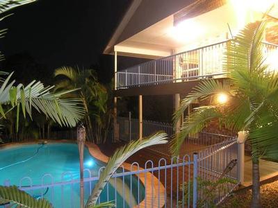 **HUGE 5 Bed Executive Home, sparkling pool superb location** Picture