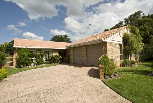 LARGE BUDERIM HOME ON LANDSCAPED 905m2 Picture 1