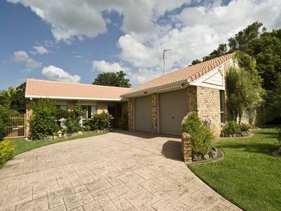 LARGE BUDERIM HOME ON LANDSCAPED 905m2 Picture