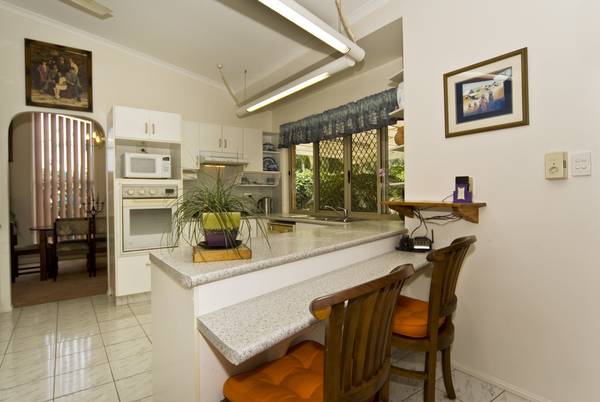 LARGE BUDERIM HOME ON LANDSCAPED 905m2 Picture 2