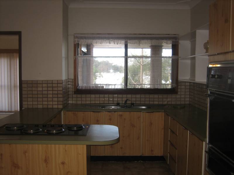 Large 4 Bedroom Home + 1 Bedroom Flat Picture 3