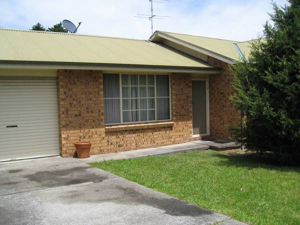 Low Maintenance & Close to Everything Picture 1