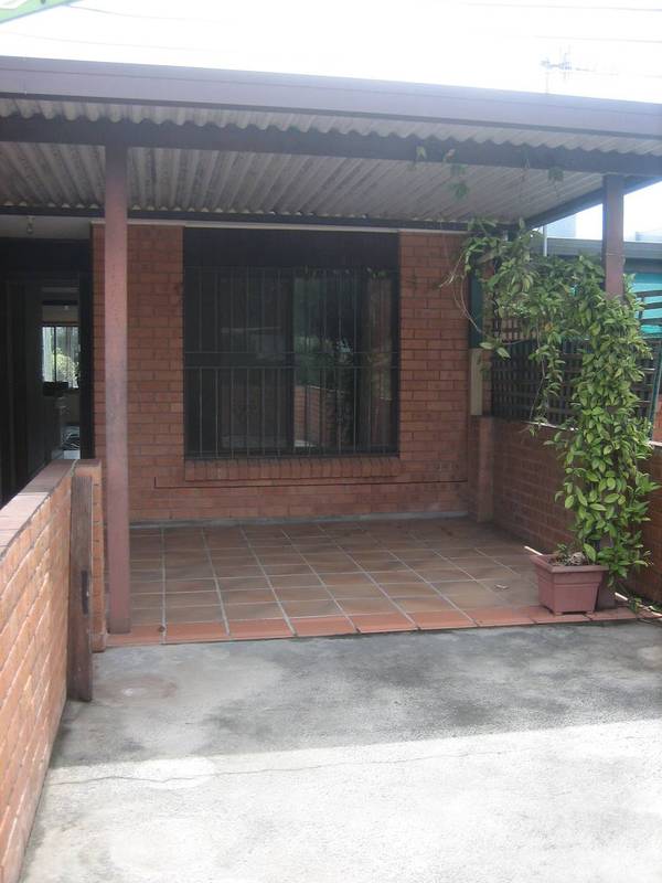 Fresh 2 Bedroom Unit in Great Location Picture 1