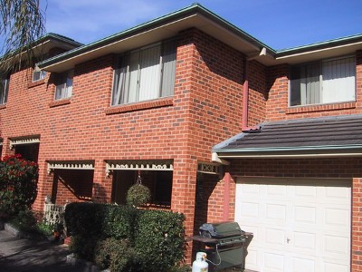 Stylish Townhouse with Pool Picture