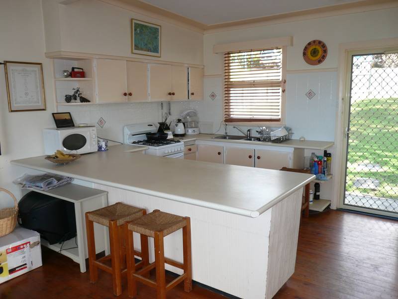 Cute 2 Bedroom Beach House! Picture 2