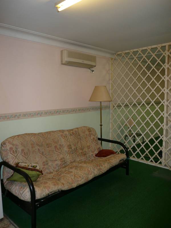 Leafy 1 bedroom flat Picture 2