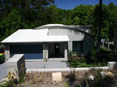 Spacious Ultra-Modern Living Picture Spacious Ultra-Modern Living Picture