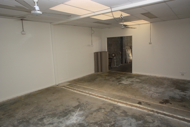 Factory & Office Space in Moffat Beach Picture 3