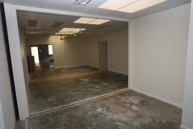 Factory & Office Space in Moffat Beach Picture 2