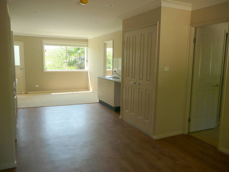 2 Bedrooms Picture 2