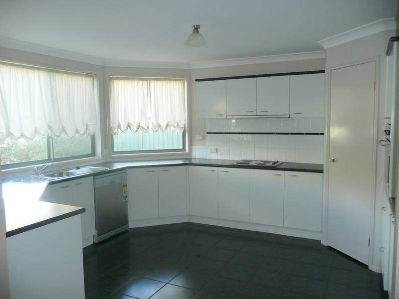 SUPER-SIZED FAMILY HOME Picture 3