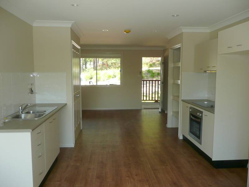 Near New
Stylish 2 bedroom unit Picture 1