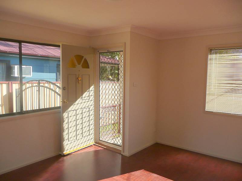 Fully Renovated 3 B'Room House Picture 1
