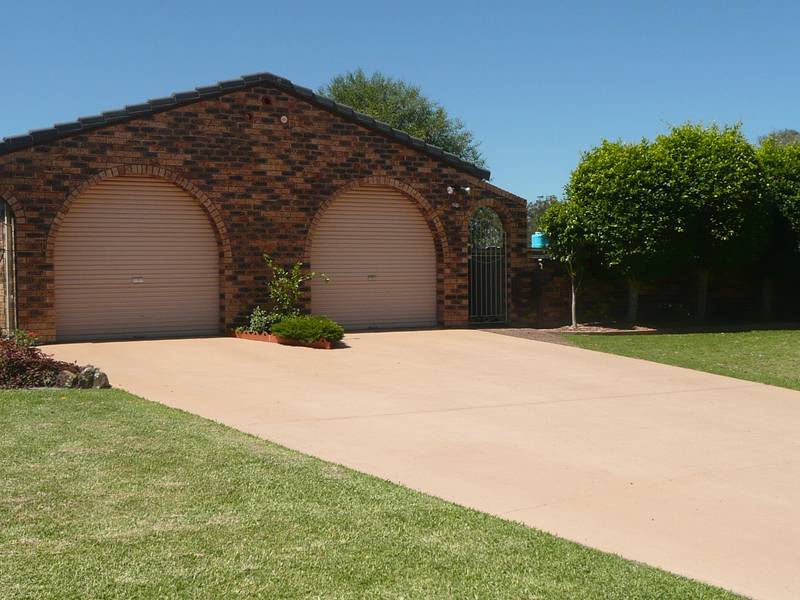 Family Home In Cooranbong Picture 1