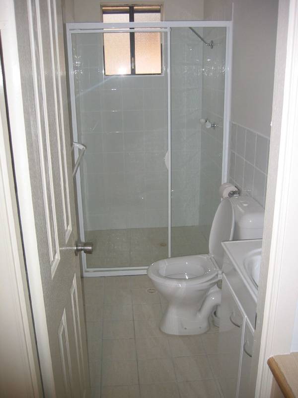 Large Bedsitter Picture 3