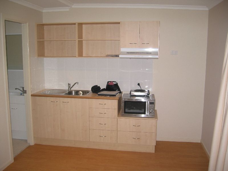 Large Bedsitter Picture 2