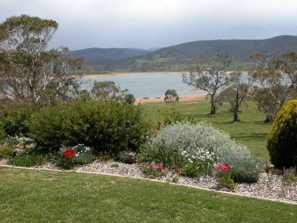 FISHERMANS DREAM, WATERFRONT LIVING ON LAKE JINDABYNE!!! Picture 2