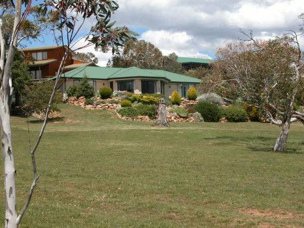 FISHERMANS DREAM, WATERFRONT LIVING ON LAKE JINDABYNE!!! Picture 1