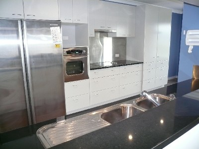 Unfurnished family home with lake views Picture