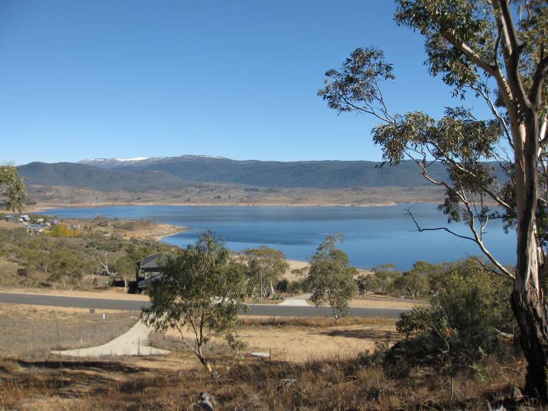 STUNNING LAKE AND MOUNTAIN VIEWS! Picture 1